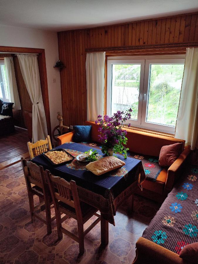 Cemerno Cottage Gacko Exterior photo