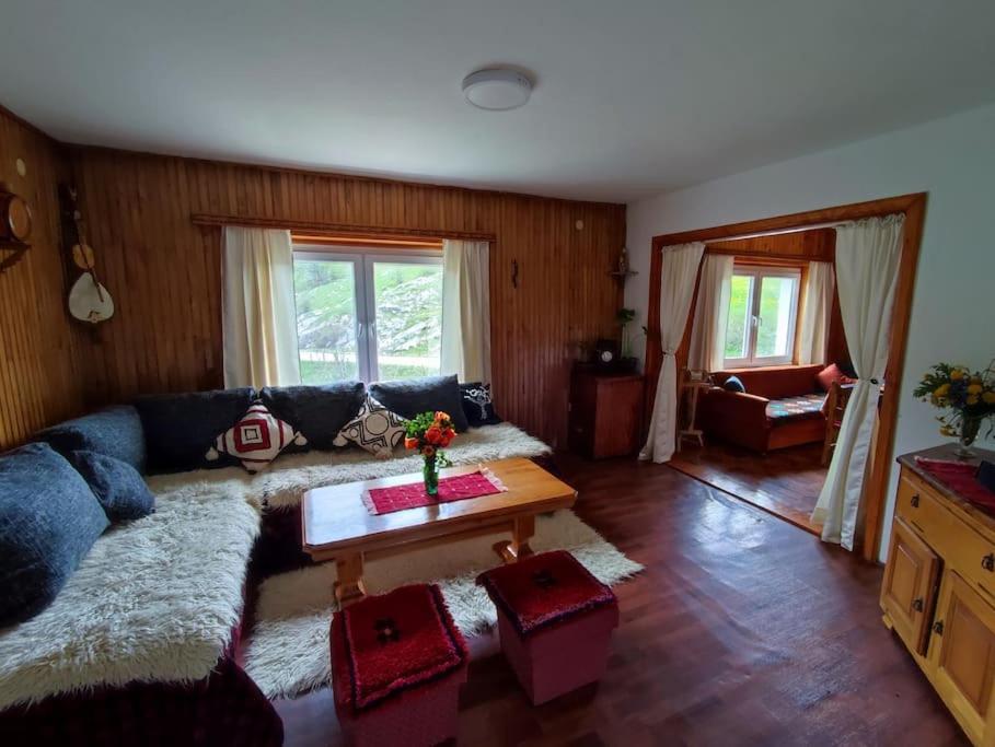 Cemerno Cottage Gacko Exterior photo