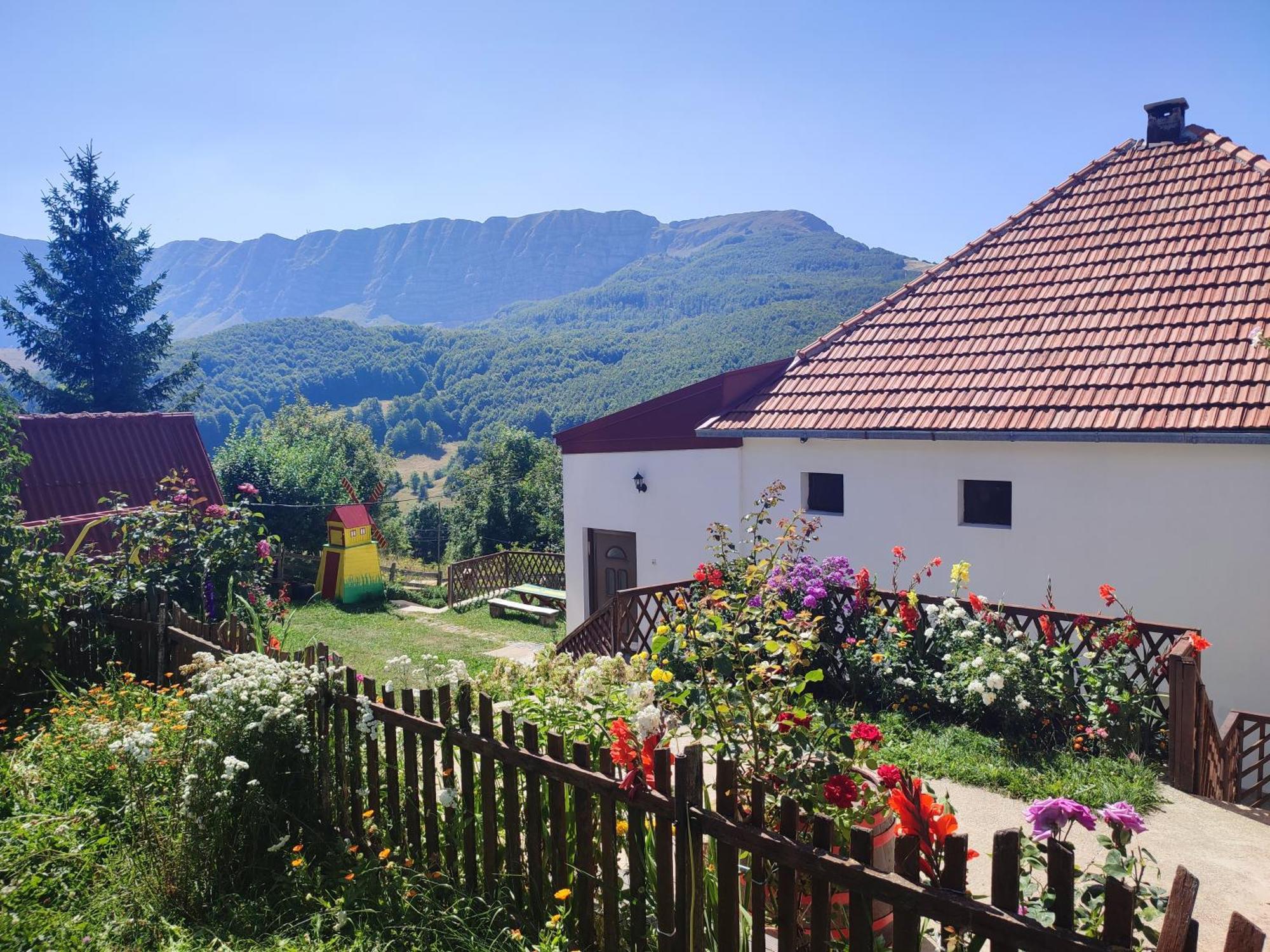 Cemerno Cottage Gacko Exterior photo