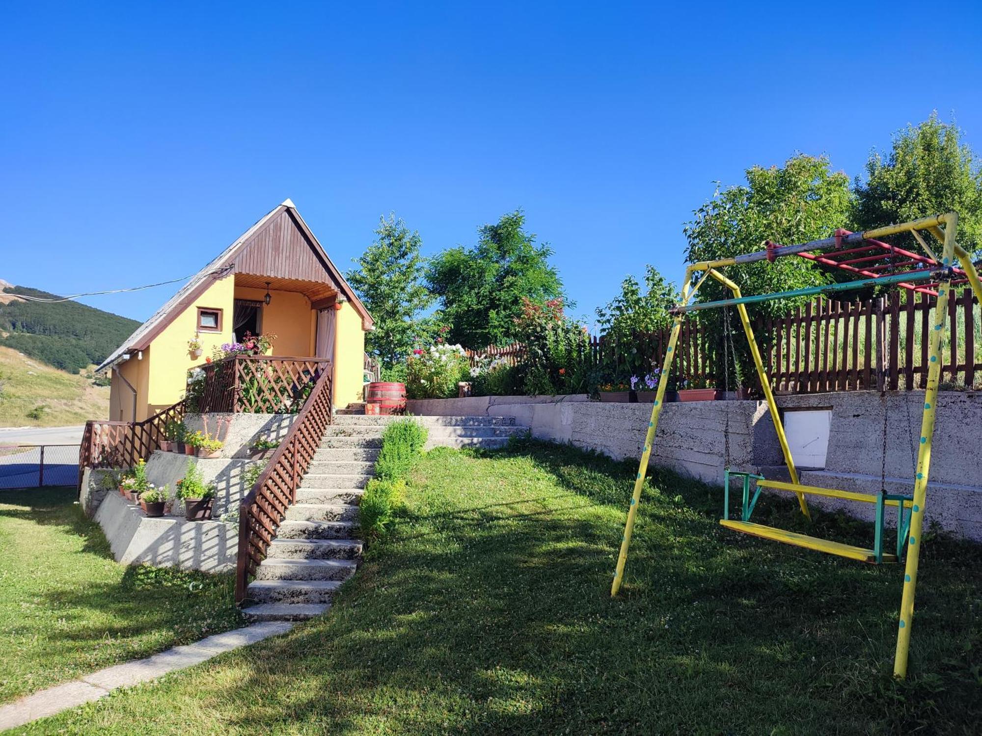 Cemerno Cottage Gacko Exterior photo